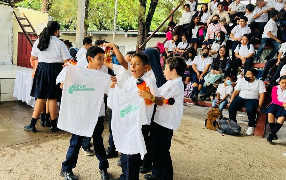 Policías de la UMEP-03 clausuran programa GREAT en la Escuela República de Perú de Comayagüela